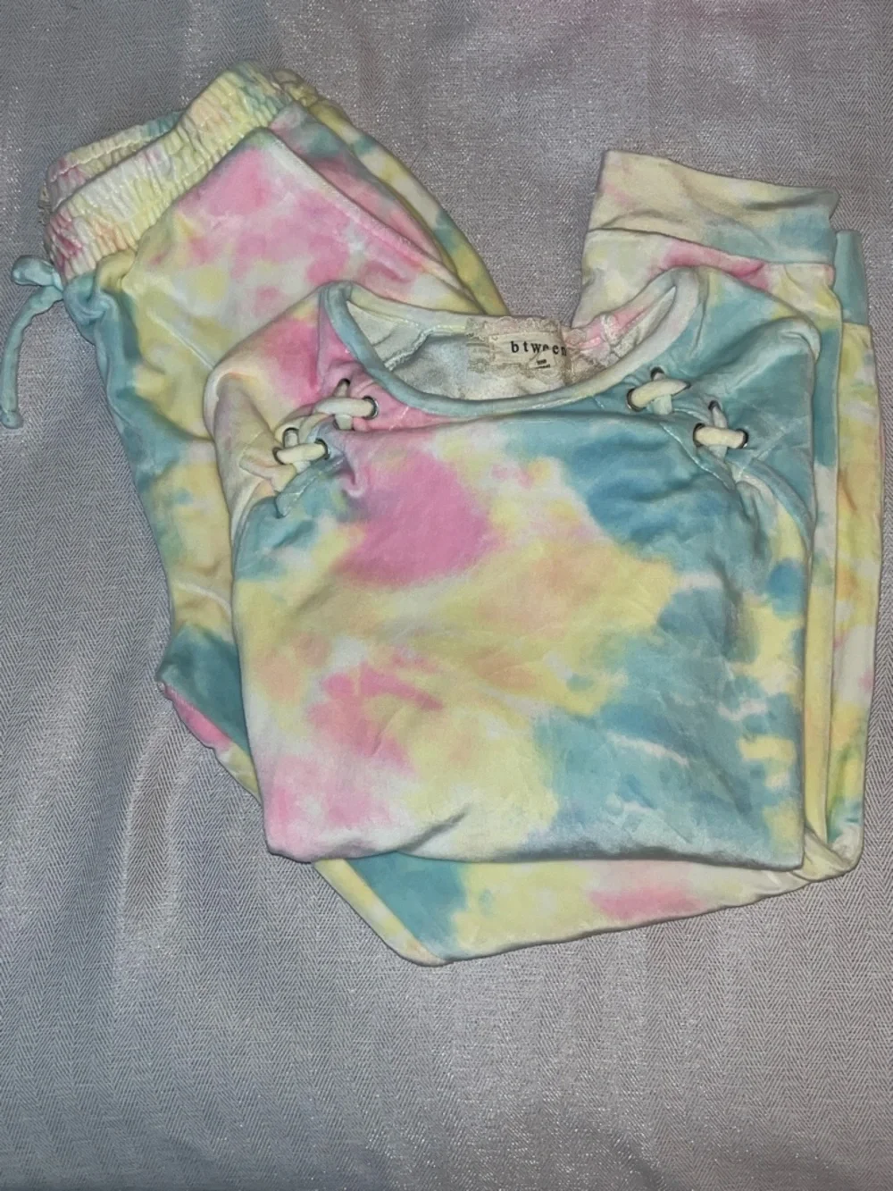 2 btween Girls matching sweat suits. - Picture 5 of 5